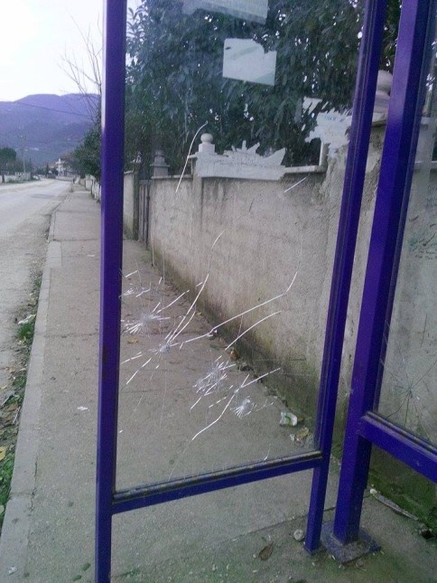 Otobüs Durağının Camlarını Kırdılar